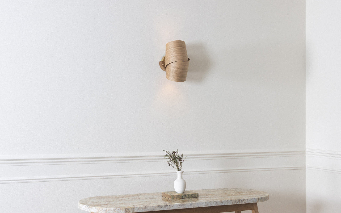 Neap Wireless Wall Light - oak wood