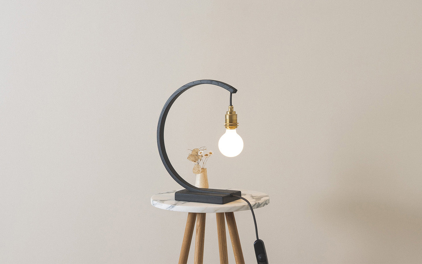 Noctis Hanter Table Light - oak wood
