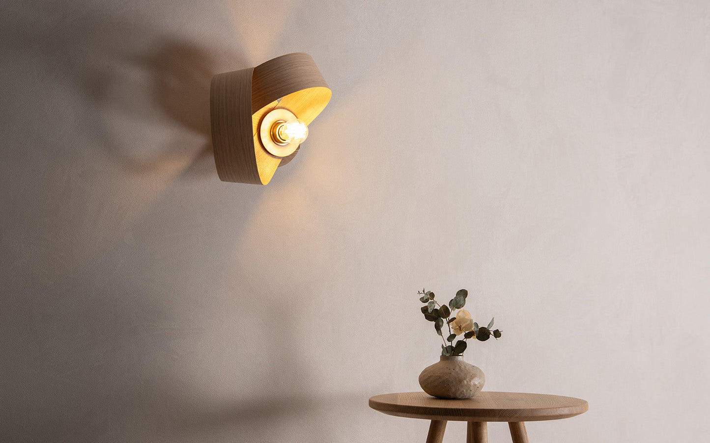 Verso Wireless Wall Light - oak wood
