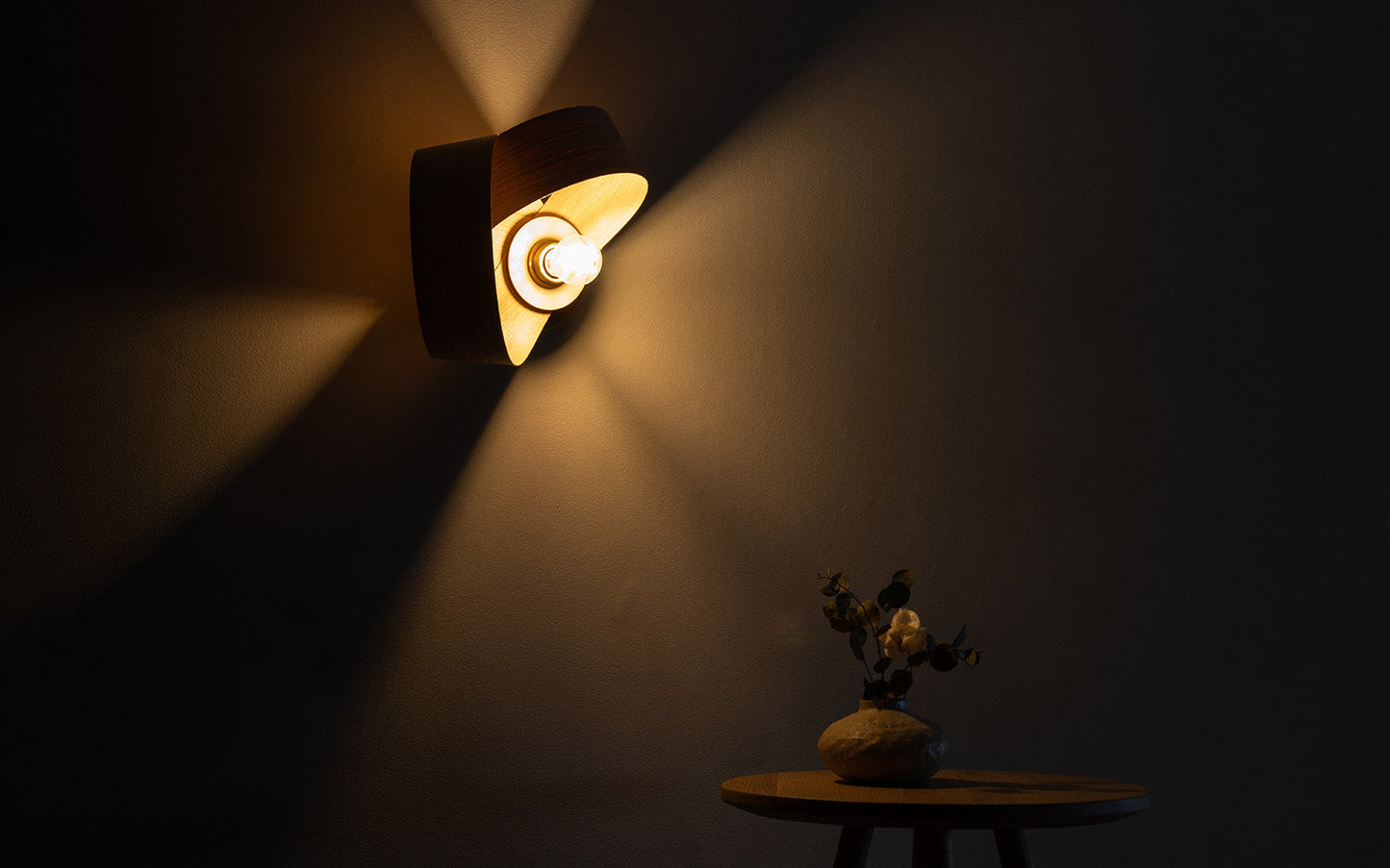 Verso Wireless Wall Light - oak wood